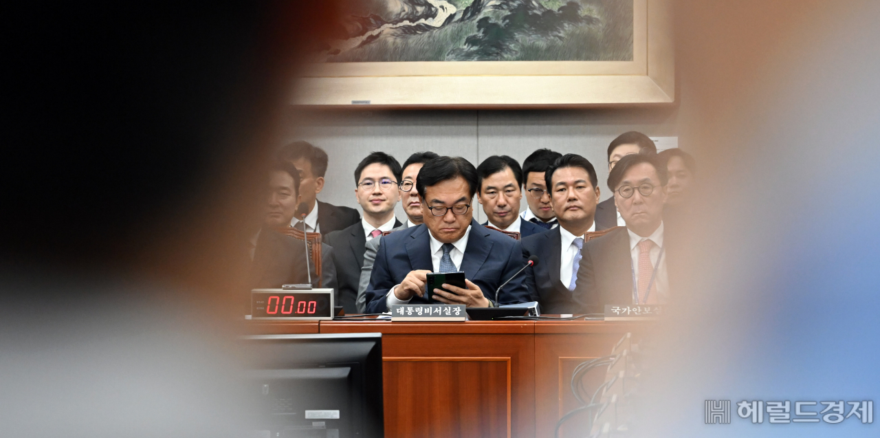 정진석 대통령실 비서실장이 1일 서울 여의도 국회에서 열린 운영위원회 전체회의에 출석해 휴대폰을 보고 있다. 이상섭 기자