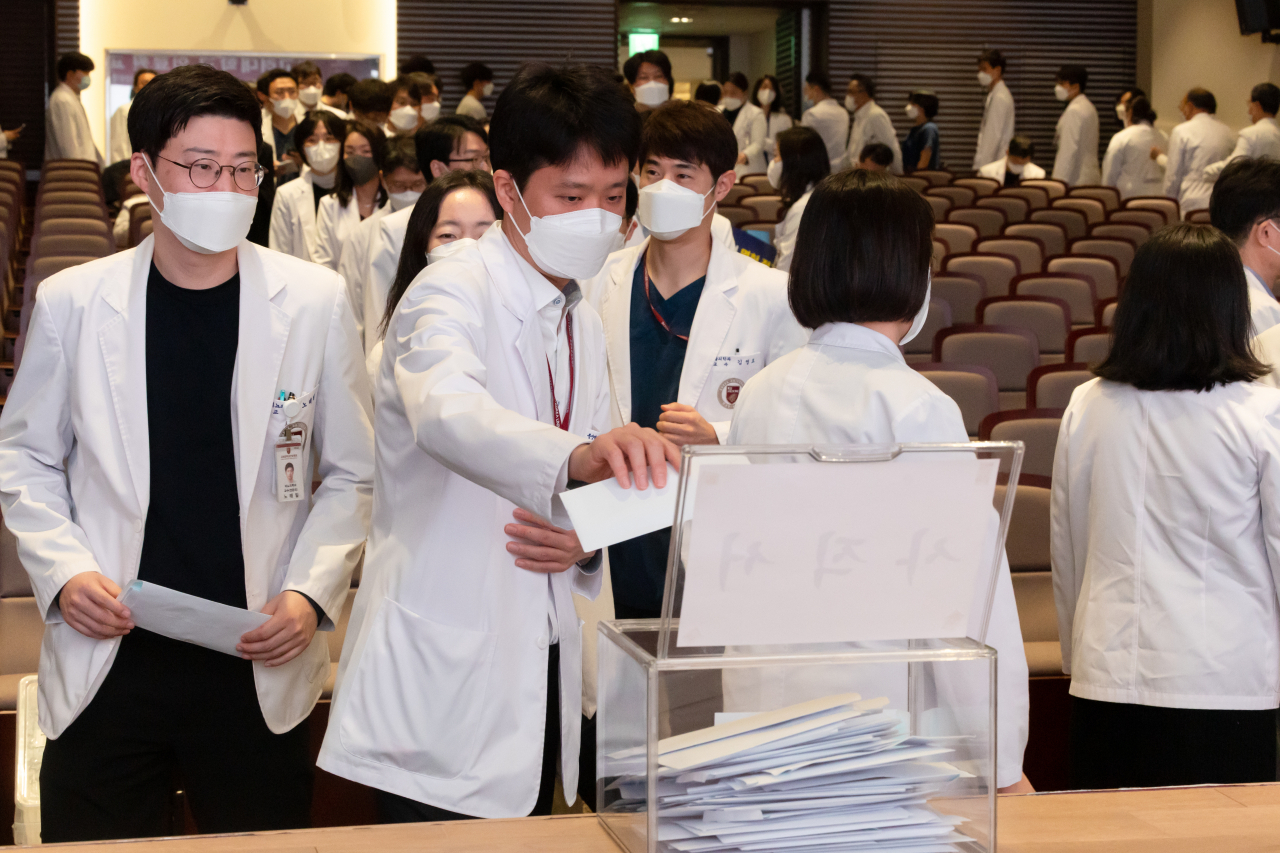 고려대학교의료원 교수들이 서울대·연세대 교수 비상대책위원회(이하 비대위)에 이어 3번째로 오는 12일부터 자율적으로 무기한 휴진에 들어가겠다고 1일 밝혔다. 사진은 지난 3월 25일 고려대학교 안암병원에서 열린 ‘고려대학교 의료원 교수 총회’에서 교수들이 사직서를 제출하고 있는 모습. [연합]