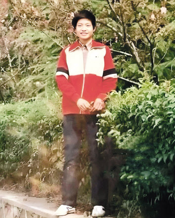 1999년 모교인 우한대에서 포즈를 취한 레이쥔 회장 [@visuals_china 인스타그램 캡처]