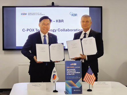 류석현(왼쪽) 한국기계연구원장과 헨릭 라슨 KBR 부회장이 기술이전 협약을 체결하고 있다. [한국기계연구원 제공]