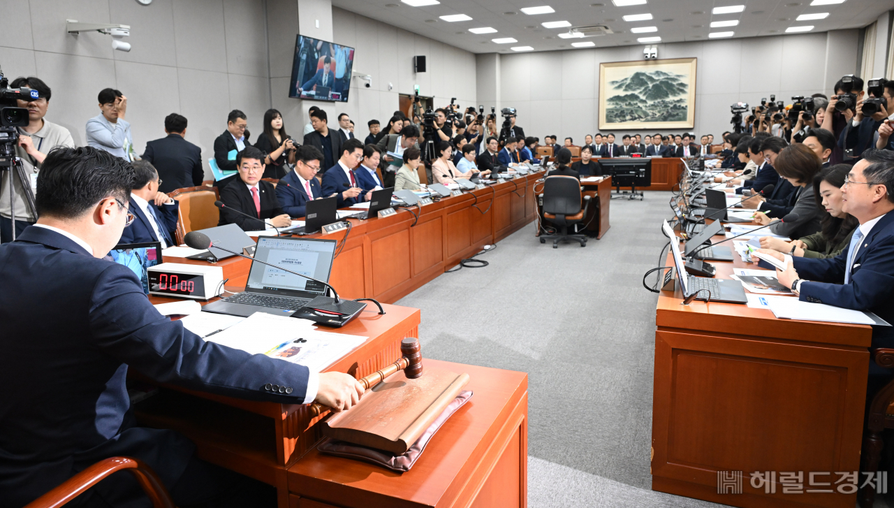 박찬대 국회 운영위원회 위원장이 1일 서울 여의도 국회에서 열린 운영위원회 전체회의에서 회의 시작을 알리는 의사봉을 두드리고 있다. 이상섭 기자