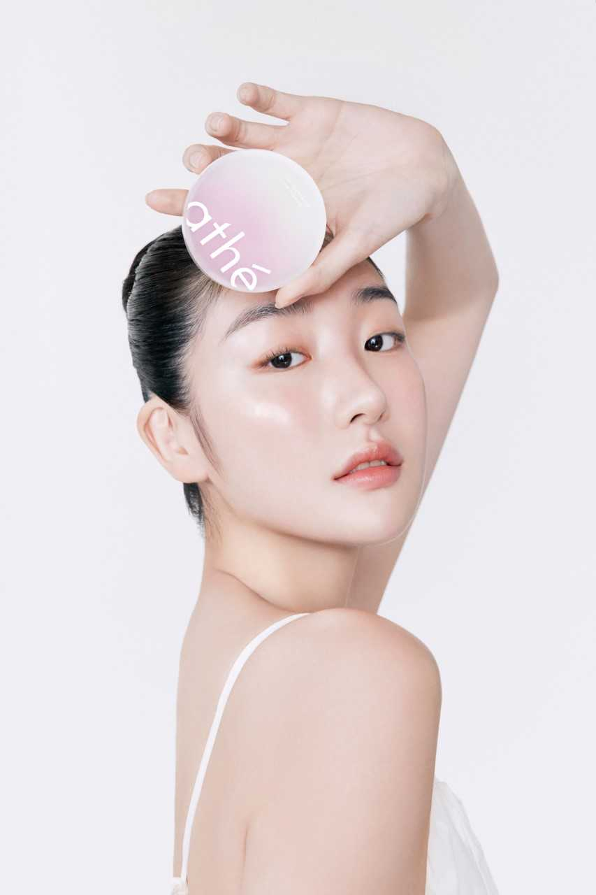 LF의 비건 뷰티 브랜드 ‘아떼(athe)’가 신제품 ‘아떼 비건 릴리프 라이팅 톤업 선쿠션’을 출시한다. [LF 제공]