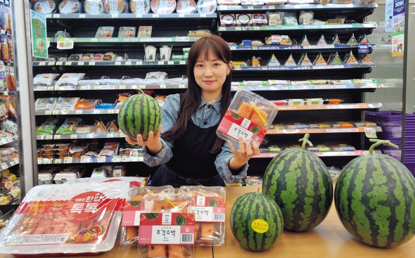 CU가 판매 중인 5㎏ 수박과 조각 수박 상품 [CU 제공]