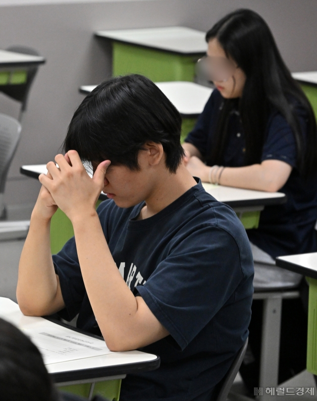대학수학능력시험 6월 모의평가 시행일인 지난 6월 4일 오전 서울 송파구 방산고등학교에서 학생들이 시험 준비를 하고 있다. 임세준 기자