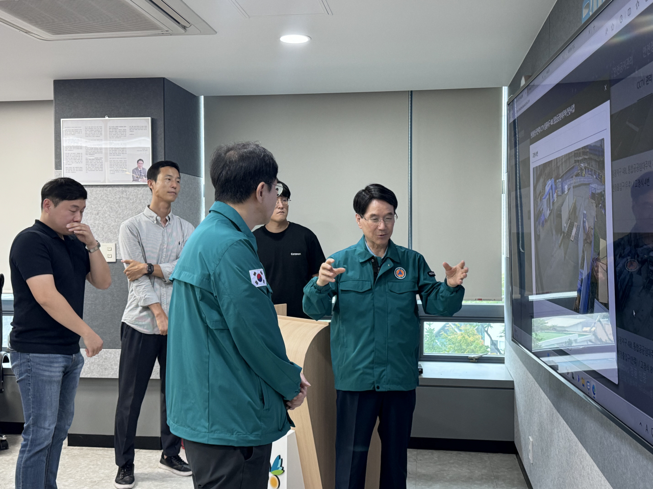 김용학 부산도시공사 사장(오른쪽)이 사업장 실시간 CCTV를 보며 사업장 내 호우 상황을 점검하고 있다. [사진=부산도시공사]