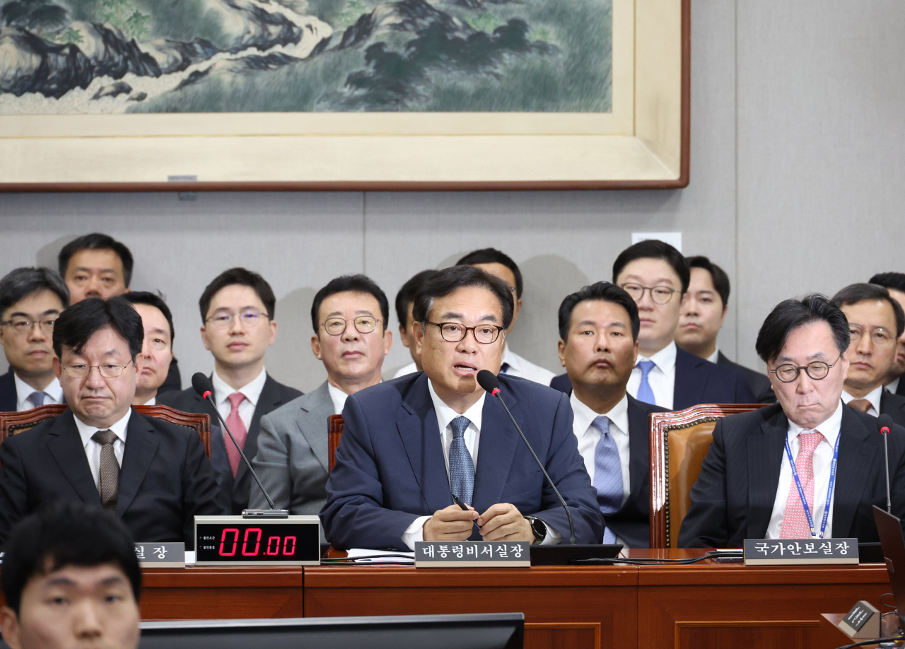 1일 국회에서 열린 운영위원회 전체회의. 정진석 대통령실 비서실장이 의원 질의에 답하고 있다. [연합]