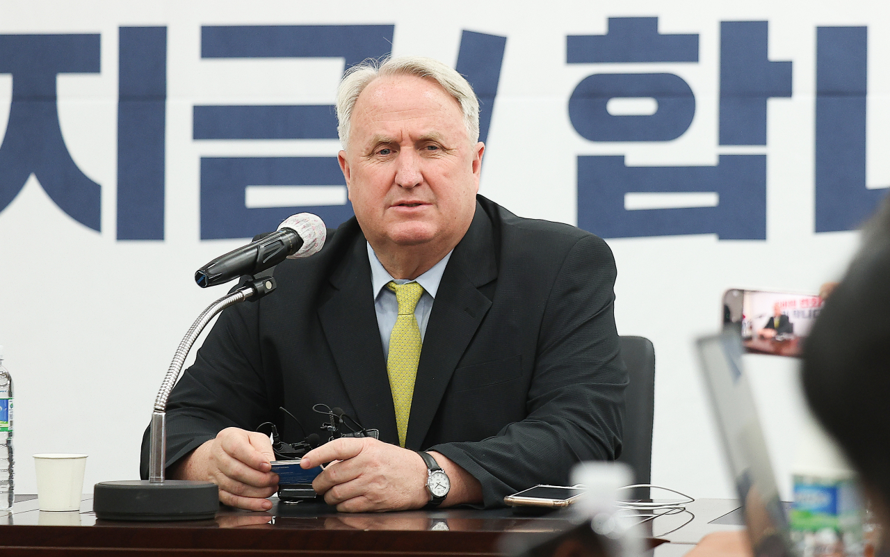 국민의힘 인요한 의원이 1일 오후 대구 수성구 범어동 국민의힘 대구시당을 찾아 기자간담회 전 인사말하고 있다. [연합]