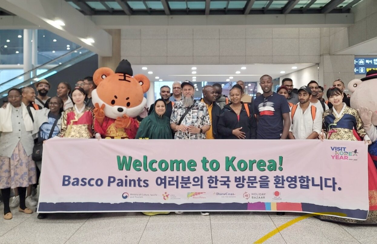 케냐 인센티브 단체 관광객을 환영하고 있는 한국관광공사 스태프들
