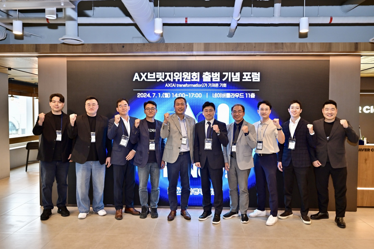 1일 서울 강남구 앤클라우드 스페이스에서 열린 ‘AX브릿지위원회’ 출범 포럼에 참가자들이 기념사진을 촬영하고 있다. 왼쪽부터 이세영 뤼튼테크놀로지스 대표, 주명규 세븐미어캣 대표, 강군화 스파이어테크놀로지 대표, 김동환 포티투마루 대표, 성상엽 벤처기업협회 회장, 이주완 AX브릿지위원회 위원장, 김태수 모비젠 대표이사, 김태준 에이버츄얼 대표, 임재원 고피자 대표, 황성재 엑스와이지 대표. [벤처기업협회 제공]