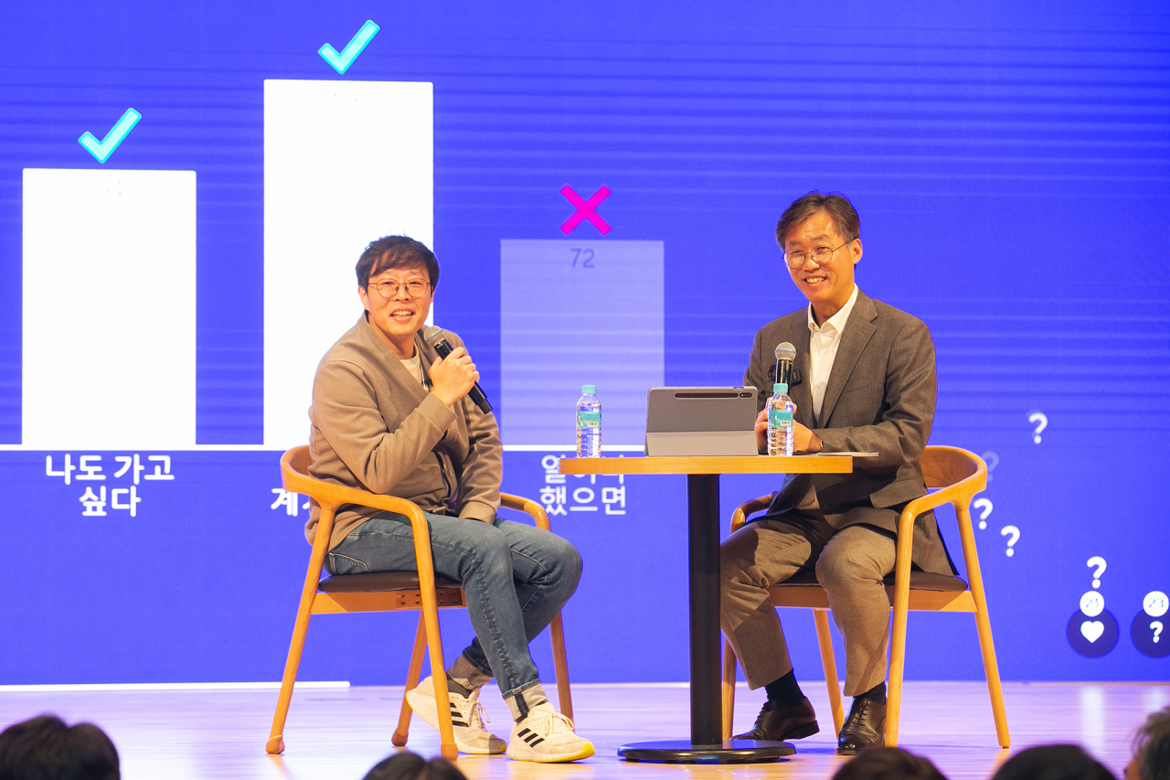 지난 1월 케이뱅크 전 직원이 참가하는 소통미팅에서 최우형 케이뱅크 행장(오른쪽)이 질의에 답하고 있다.[케이뱅크 제공]