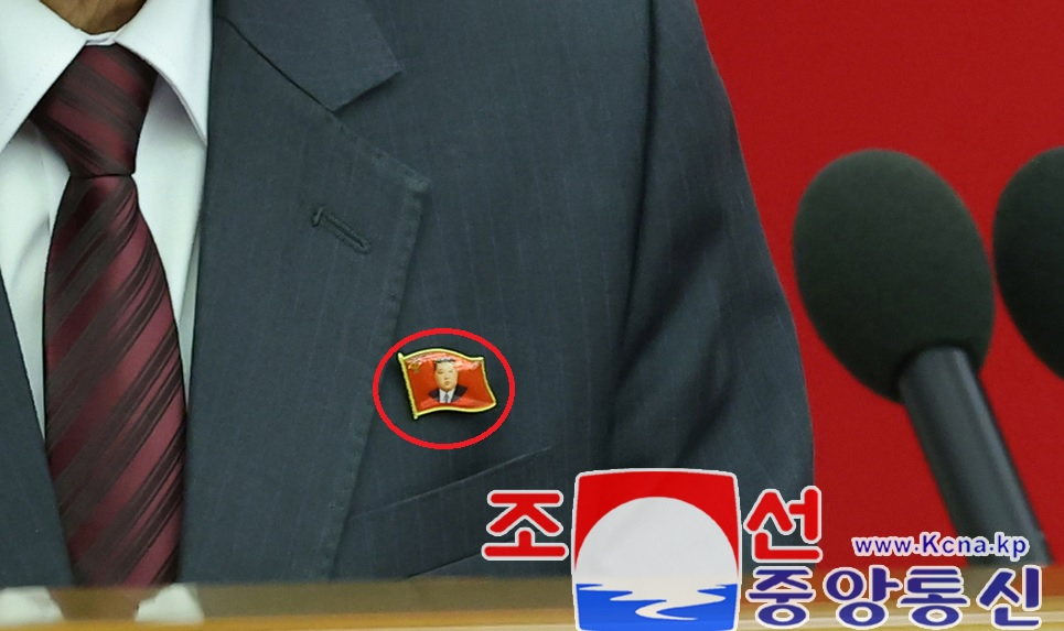 지난달 29일 열린 노동당 중앙위원회 제8기 제10차 전원회의 2일차 회의에서 북한 간부들이 김정은 국무위원장이 단독으로 새겨진 초상휘장(붉은 동그라미)을 착용하고 있는 모습. [연합]