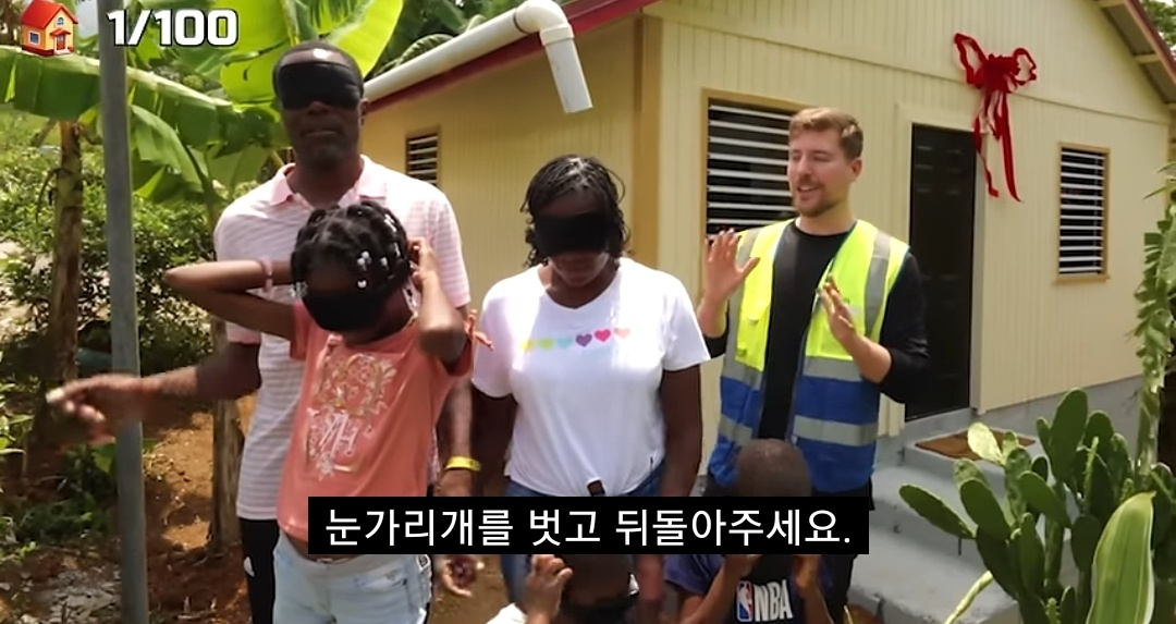 유튜버 '미스터 비스트'가 집을 깜짝 선물하고 있는 모습. [유튜브 채널 MrBeast]