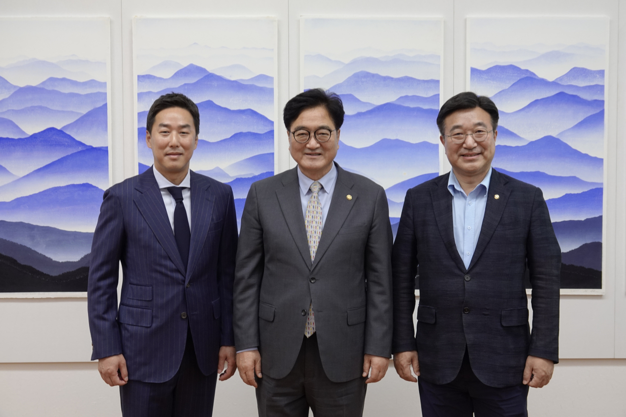 윤인구 대한민국 제헌국회의원 유족회장(사진 오른쪽)이 오는 17일 제76주년 제헌절을 앞두고 제헌절의 공휴일 재지정을 위해 법안 발의를 준비중인 윤호중 국회의원(사진 왼쪽)과 함께 우원식 국회의장(사진 가운데)을 예방해 유족회원 전원의 연명이 담긴 청원서를 전달했다.