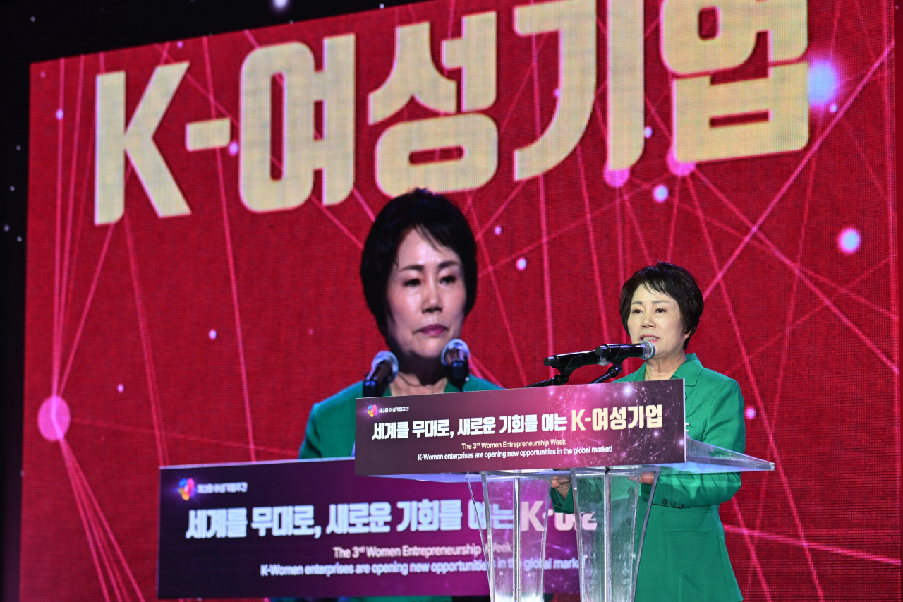 이정한 한국여성경제인협회 회장이 1일 신라호텔 다이너스티홀에서 열린 ‘제3회 여성기업주간 개막식’에서 개회사를 하고 있다. [여경협 제공]