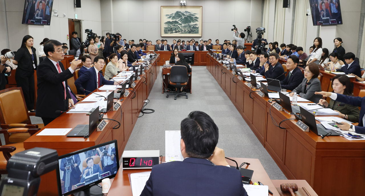 1일 오후 국회에서 열린 운영위원회 전체회의에서 여야 위원들의 고성이 오가고 있다. [연합]