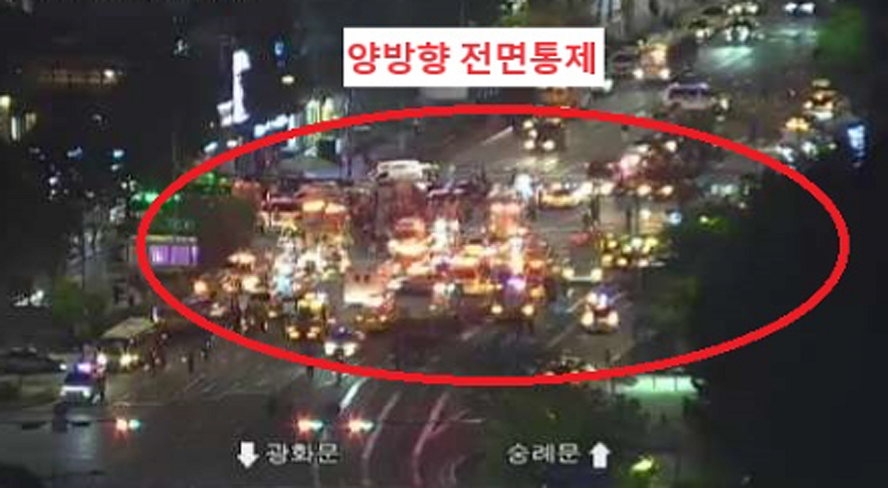 1일 오후 9시 30분께 서울 시청역 인근 교차로에서 차량이 인도로 돌진하는 사고가 발생, 현장 일대 도로가 전면 통제되고 있다. [연합]