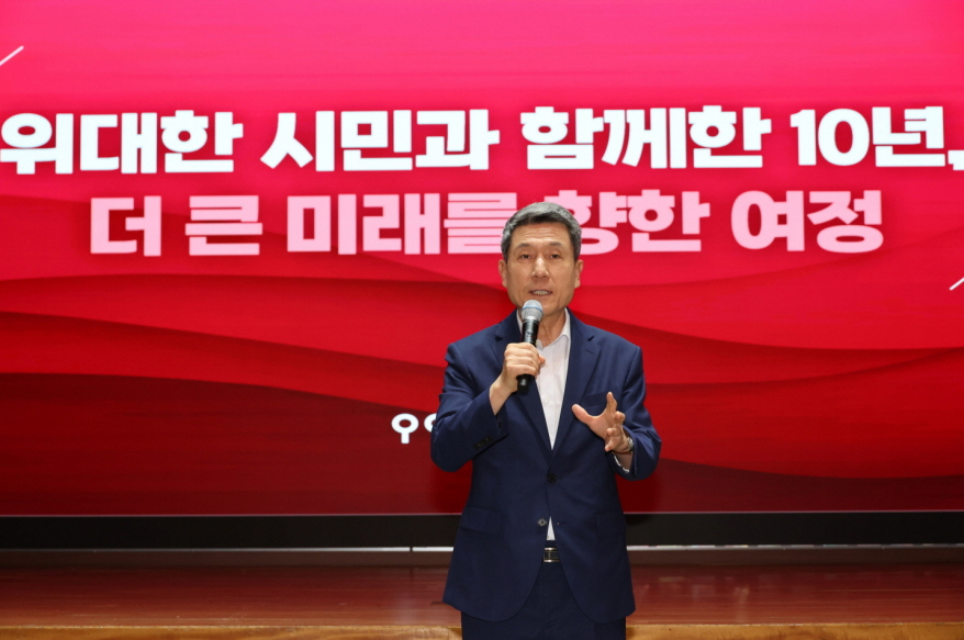 이강덕 포항시장이 1일 취임 10주년을 맞아 시청 대회의실에서 기자회견을 갖고 민선 6·7·8기 시정 성과와 미래 비전을 설명하고 있다.[포항시 제공]