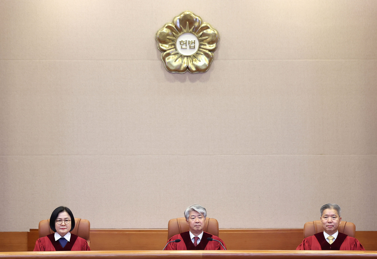 이종석 헌법재판소장과 재판관들이 지난달 27일 서울 종로구 헌법재판소 대심판정에서 선고를 위해 입장한 뒤 자리에 앉아있다. [연합]