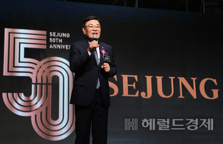 박순호 세정그룹 회장이 1일 롯데호텔 부산 크리스탈볼룸에서 열린 ‘세정 창립 50주년 기념식’에서 기념사를 전하고 있다. [사진=세정그룹]