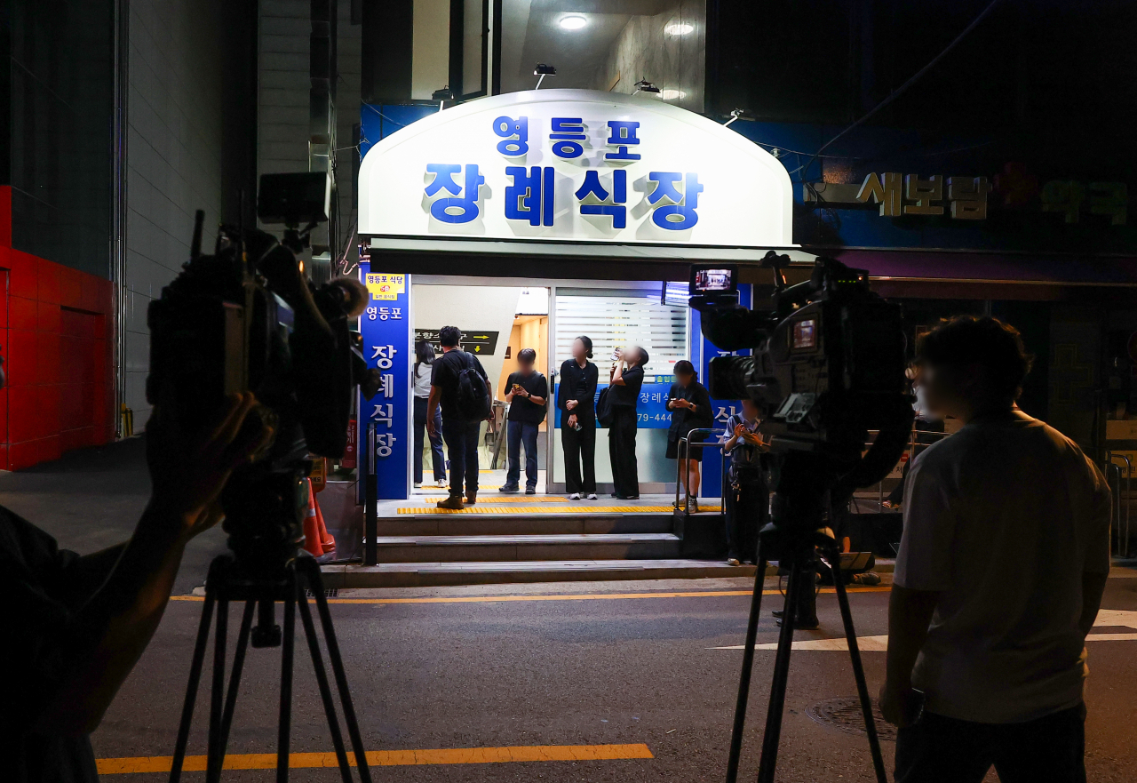 2일 오전 전날 시청역 교차로에서 발생한 대형 교통사고로 숨진 피해자들이 이송된 서울 영등포구 영등포병원 장례식장 앞에 취재진이 대기하고 있다. [연합]