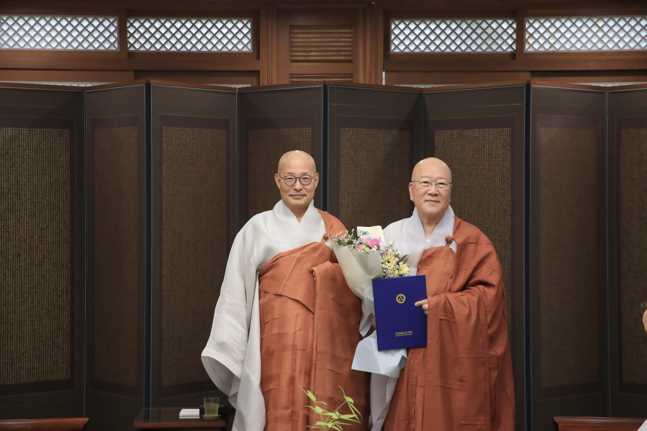 대한불교조계종 총무원장 진우스님(사진 왼쪽)은 1일 불교신문사 사장에 수불스님을 임명했다. [대한불교조계종 제공]