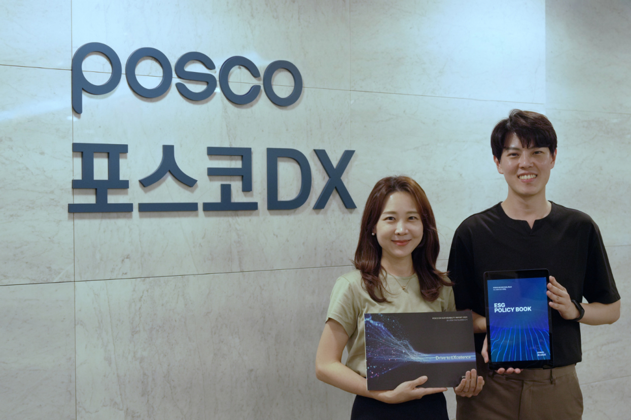 포스코DX 직원들이 태블릿과 책자를 통해 '2023 지속가능경영보고서'를 선보이고 있다 [포스코DX 제공]