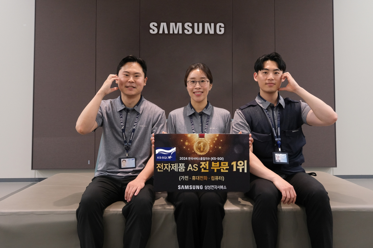 삼성전자서비스 임직원들이 2024 한국서비스품질지수(KS-SQI) 1위 선정 기념 촬영을 하고 있다. [삼성전자서비스 제공]
