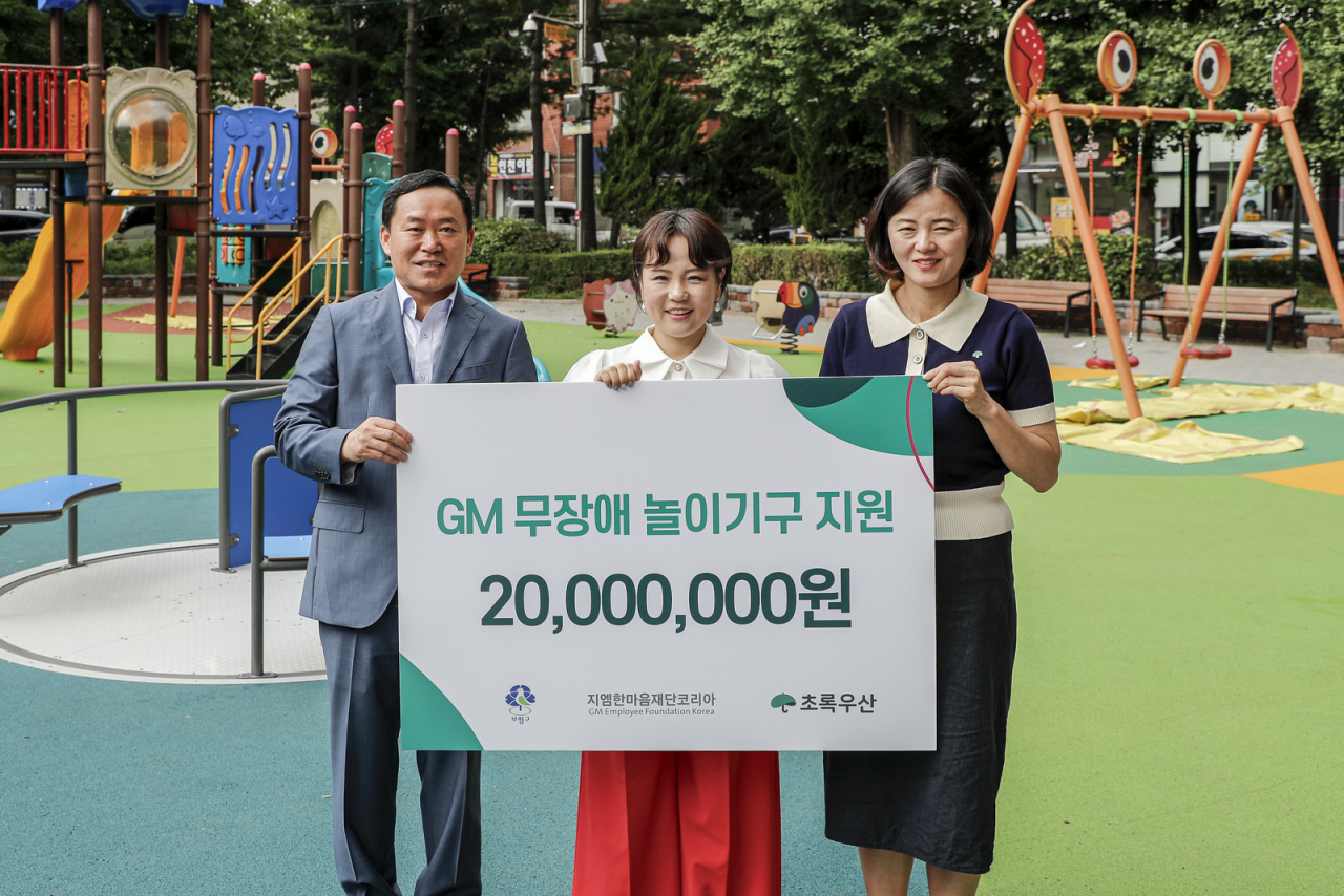 당수증(왼쪽부터) 부평구청 공원녹지과장, 윤명옥 한마음재단 사무총장, 이서영 초록우산 어린이재단 인천지역본부장이 기증식을 진행하고 있는 모습. [지엠한마음재단 제공]