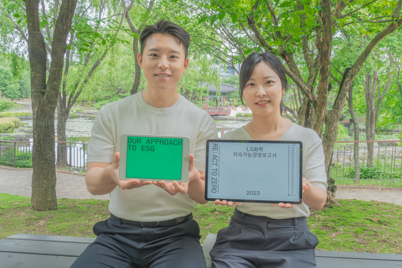 LG화학 직원들이 2023 지속가능경영보고서 발간을 알리고 있다. [LG화학 제공]