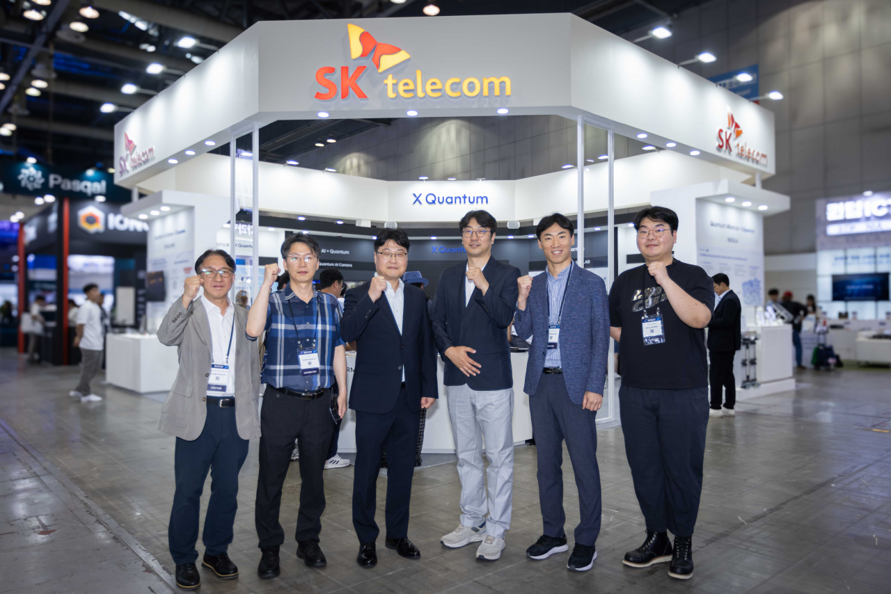 지난 달 25일 열린 국내 최대 양자 분야 전시회인 ‘퀀텀 코리아 2024’에서 SKT 컨소시엄 관계자들이 기념 사진을 찍고 있다. [SK텔레콤 제공]