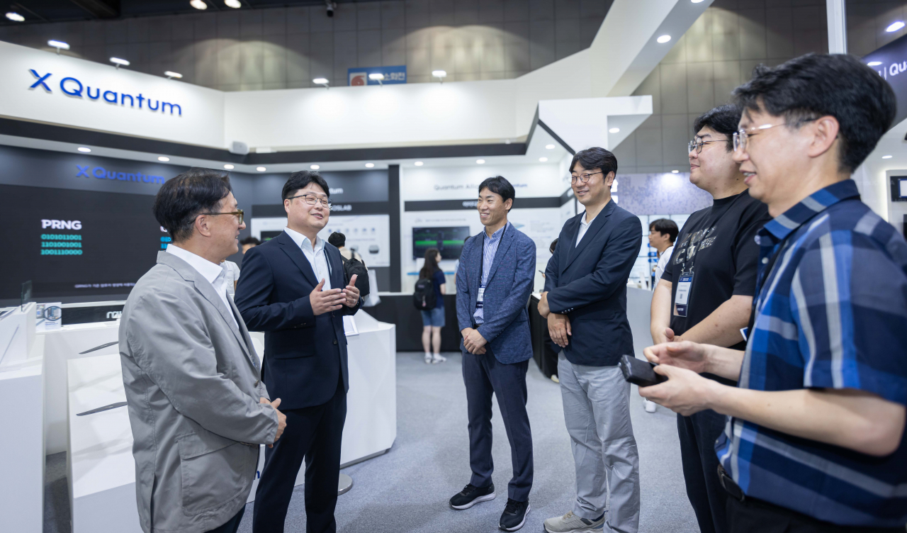 지난 달 25일 열린 국내 최대 양자 분야 전시회인 ‘퀀텀 코리아 2024’에서 SKT 컨소시엄 관계자들이 기념 사진을 찍고 있다. [SK텔레콤 제공]