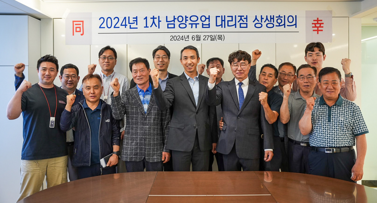 김승언(왼쪽 네번째부터) 남양유업 사장과 채원일 전국대리점협의회 회장이 지난 27일 열린 상생회의에서 관계자들과 기념사진을 촬영하고 있다. [남양유업 제공]