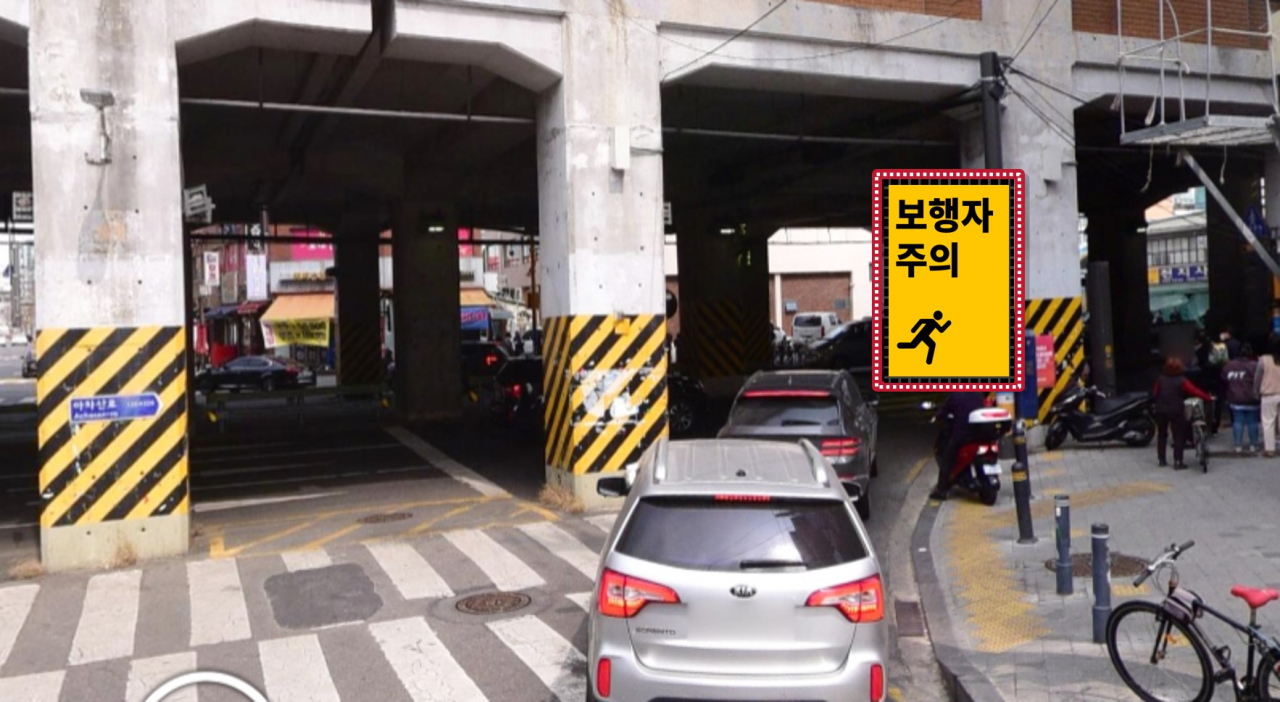 서울 성동구는 전국 최초로 움직이는 픽토그램이 표출되는 ‘성동형 스마트 안심우회전시설’을 설치한다고 2일 밝혔다.[성동구 제공]