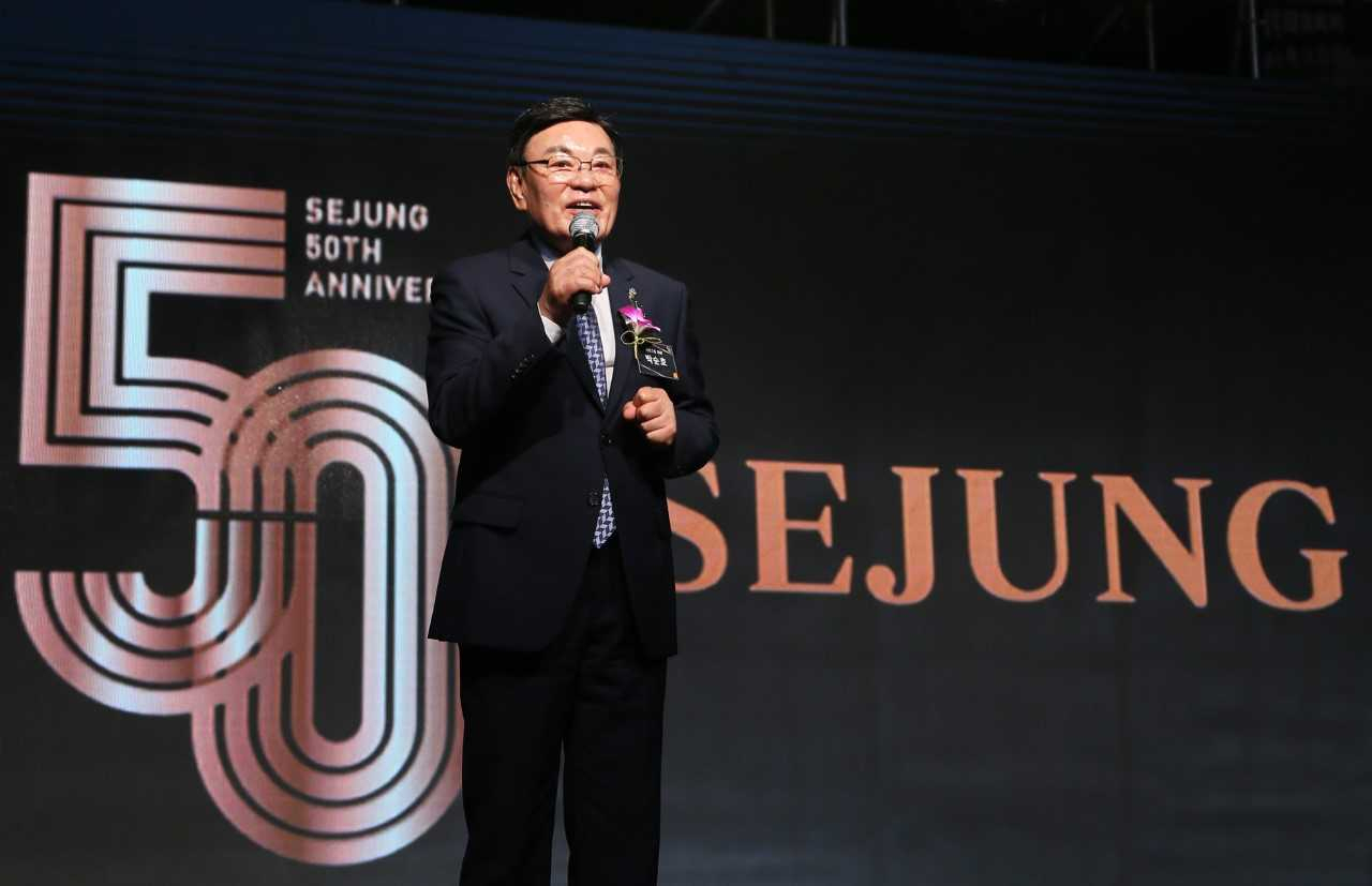 박순호 세정그룹 회장이 1일 롯데호텔 부산 크리스탈볼룸에서 열린 ‘세정 창립 50주년 기념식’에서 기념사를 전하고 있다. [세정 제공]