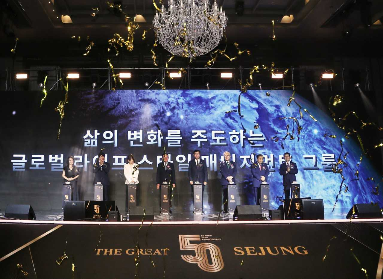 지난 1일 부산에서 열린 ‘세정 창립 50주년 기념식’에서 참석자들이 비전 선포 세레머니를 하고 있다. 박민주(왼쪽부터) 세정 주얼리사업본부장, 김경규 세정 부사장, 박이라 세정 사장, 박순호 세정그룹 회장, 박형준 부산시장, 신정택 세운철강회장, 양재생 부산상공회의소 회장, 빈대인 BNK 지주그룹 회장.