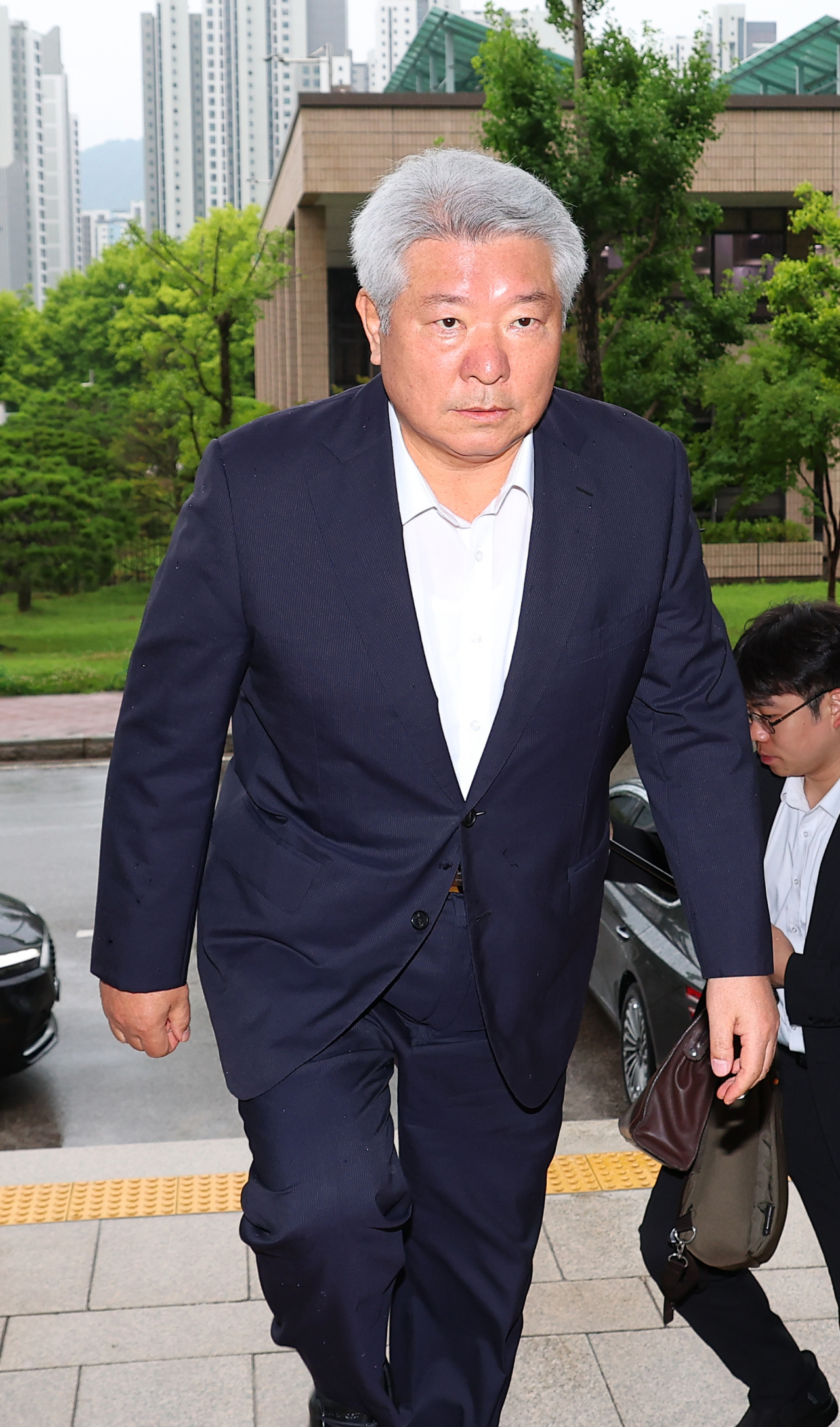 탄핵안 보고 전 자진 사퇴 의사를 밝힌 김홍일 방송통신위원장이 2일 오전 정부과천청사로 출근하고 있다. [연합]