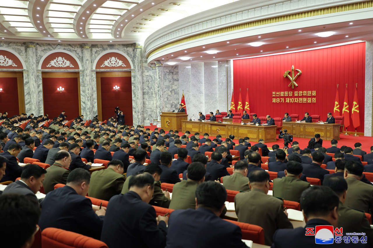 김정은 북한 국무위원장은 이번 전원회의에서 경제와 건설, 교육 등의 성과를 치켜세우며 내부결속에 치중하는 모습을 드러냈다. 조선중앙통신이 2일 보도한 노동당 중앙위원회 제8기 제10차 전원회의 사진. [연합]