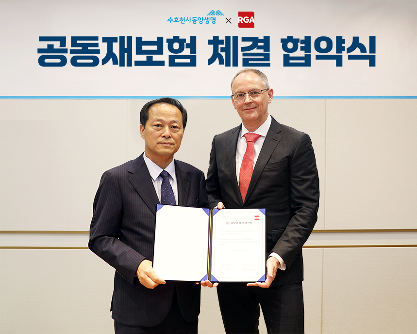 이문구 동양생명 대표이사(왼쪽)과 개스톤 노시터 아시아 태평양 지역 금융재보험 총괄 부사장이 체결식 후 기념촬영을 하고 있다.