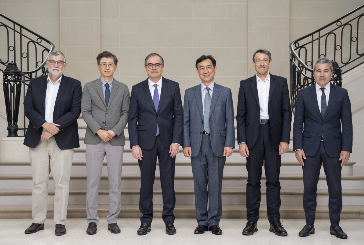 질 르 보르네(왼쪽부터) 르노 CTO(최고기술책임자) 부사장, 최승돈 LG에너지솔루션 자동차개발센터장 부사장, 프랑스아 프로보 르노 CPO(최고구매책임자) 부사장, 서원준 LG에너지솔루션 자동차전지 사업부장 부사장, 필립 브루네 르노 파워트레인·EV 엔지니어링 사업부 전무, 조셉 마리아 르카젠 르노 CSO(최고전략책임자) 전무가 1일(현지시간) 프랑스 파리 르노 본사에서 전기차용 LFP 배터리 공급계약을 체결한 뒤 기념사진을 촬영하고 있다. [LG에너지솔루션 제공]