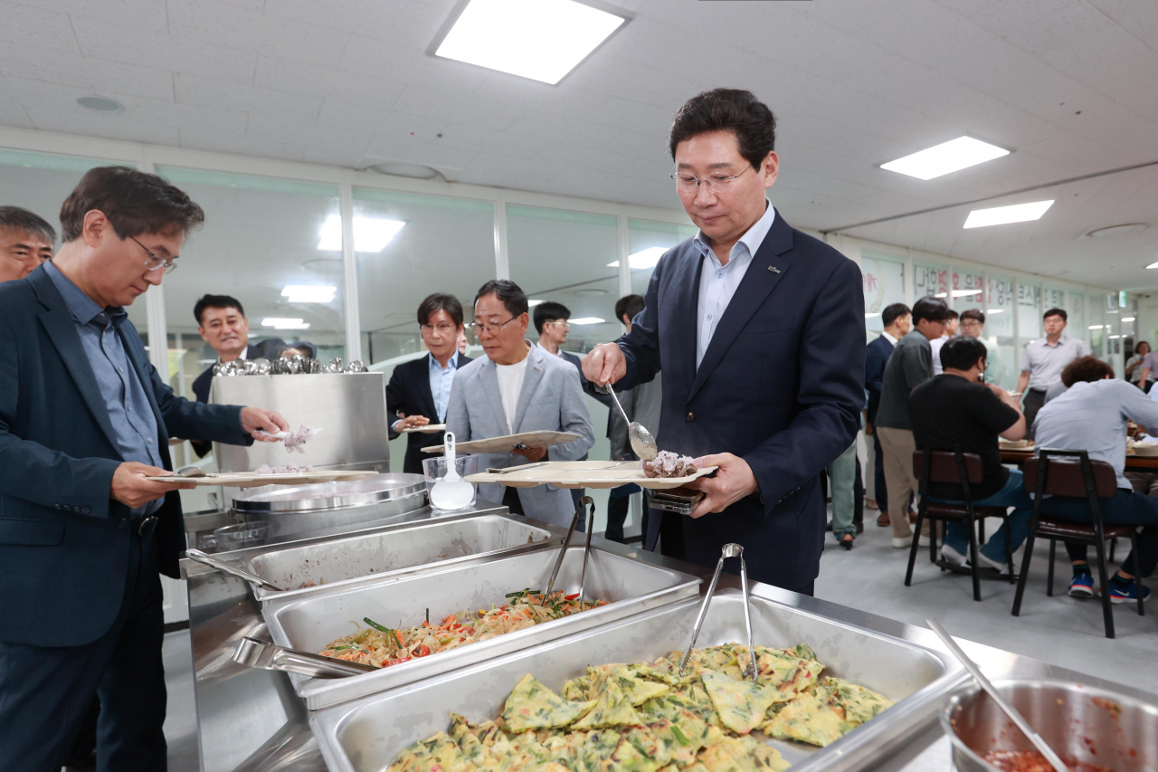 지난 1일 미르스타디움에 개장한 '미르 포레스트 레스토랑'을 방문해 직원들과 점심식사를 함께한 이상일 용인특례시장.