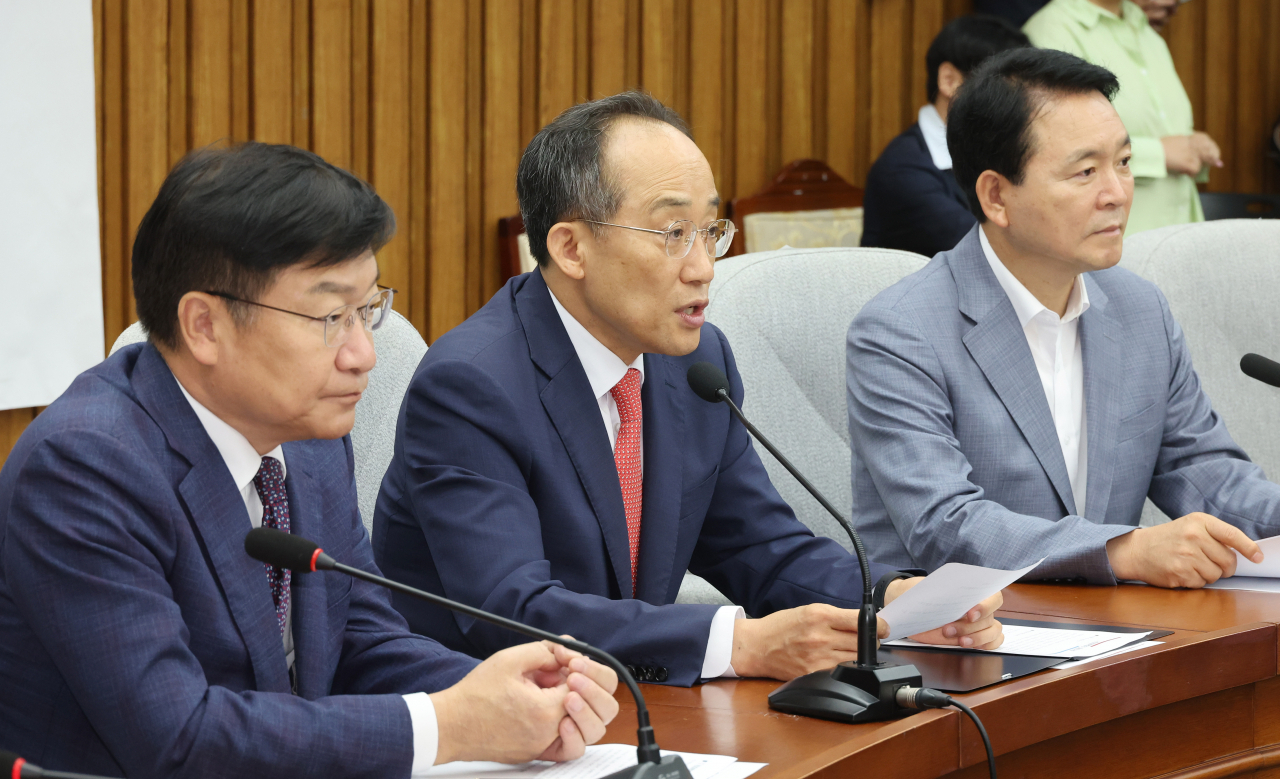 추경호 국민의힘 원내대표(가운데)가 2일 오전 국회에서 열린 원내대책회의에서 발언하고 있다. [연합]