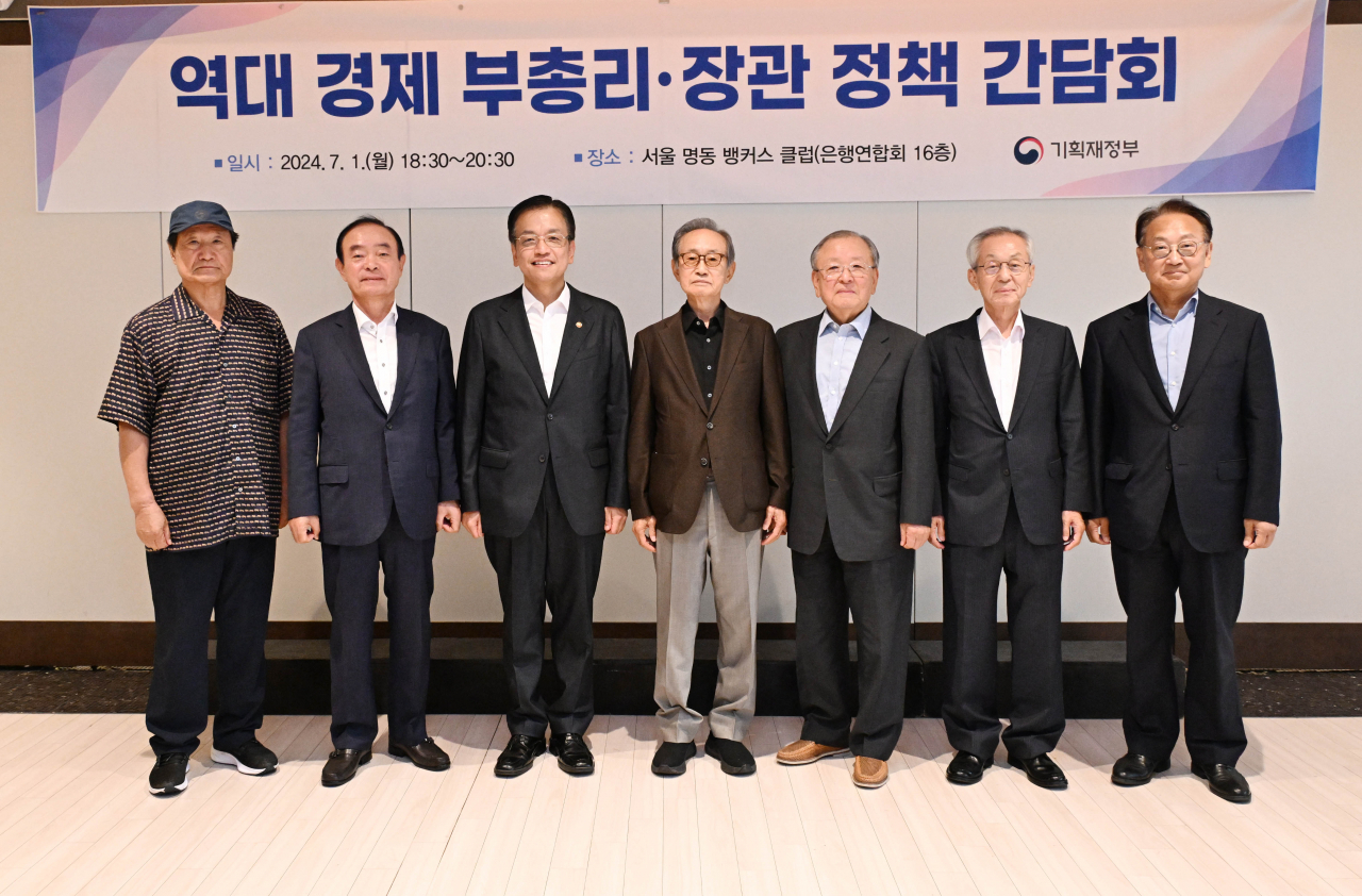 최상목 부총리 겸 기획재정부 장관이 1일 오후 서울 중구 은행회관에서 역대 경제 부총리·장관 정책 간담회를 개하고 행사 시작에 앞서 기념사진을 찍고 있다.(왼쪽부터 윤증현 전 기획재정부 장관, 장병환 전 기획예산처 장관, 최상목 부총리, 전윤철 전 부총리, 강만수 전 기획재정부 장관, 김병일 전 기획예산처 장관, 유일호 전 부총리) [기획재정부 제공]