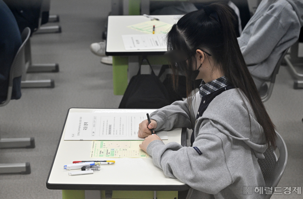 대학수학능력시험 6월 모의평가 시행일인 지난달 4일 오전 서울 송파구 방산고등학교에서 한 학생이 국어 영역 시험을 보고 있다. 임세준 기자