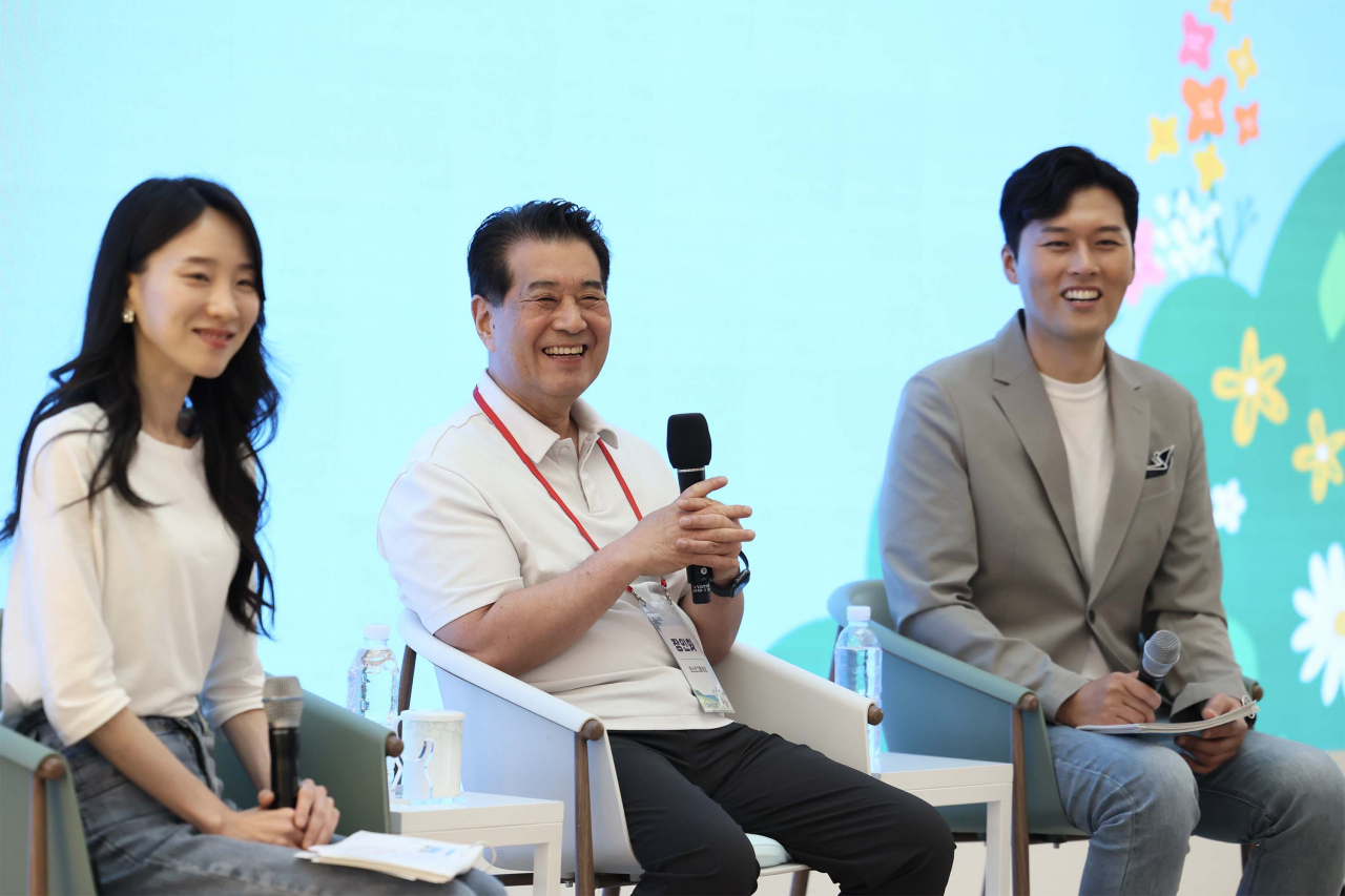 지난 1일 포스코 포항 본사에서 열린 ‘CEO 타운홀미팅’에 참여한 장인화(사진 가운데) 포스코그룹 회장이 김일중(오른쪽) 아나운서와 포스코그룹 임직원 등 행사 참석자들과 대화를 나누고 있다. [포스코 제공]