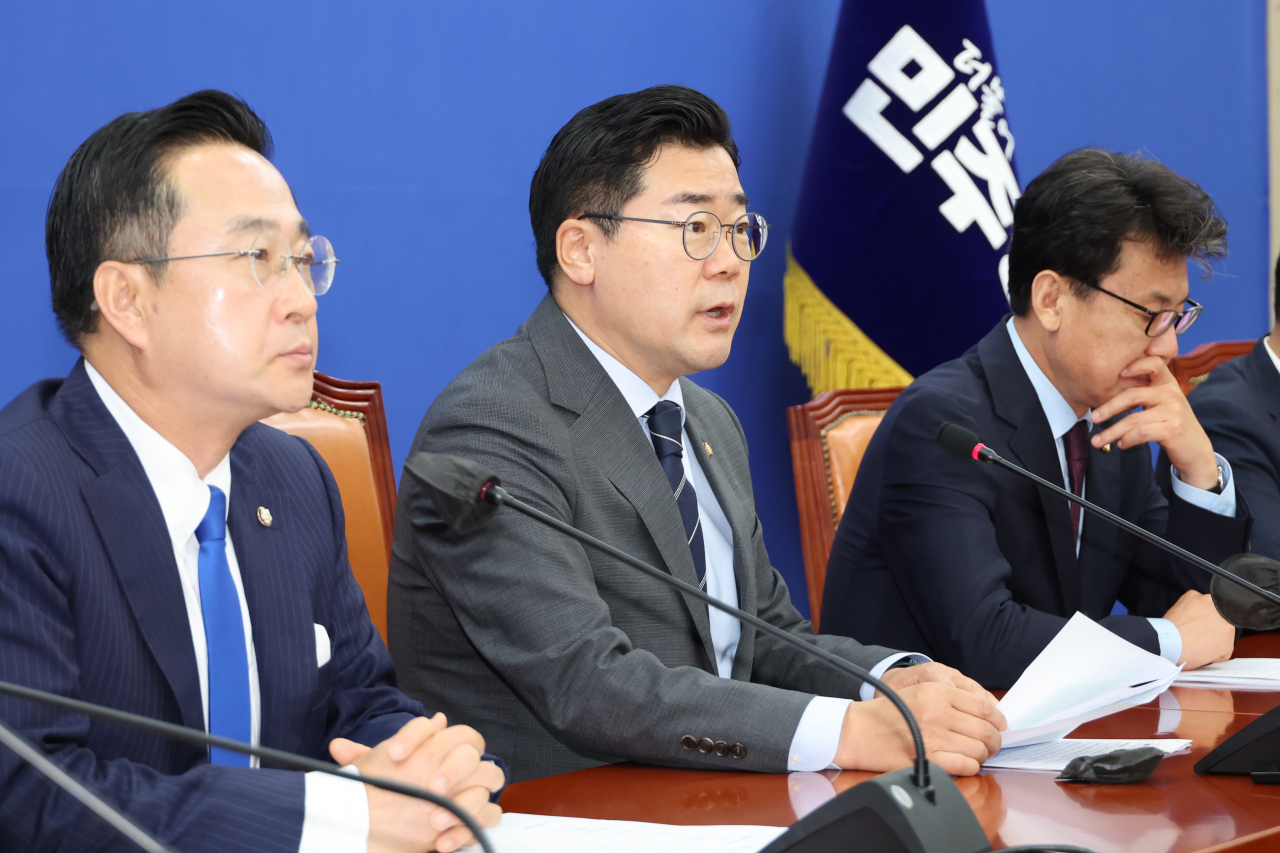박찬대(가운데) 더불어민주당 당대표 직무대행 겸 원내대표가 2일 오전 서울 여의도 국회에서 열린 원내대책회의에서 발언하고 있다. [연합]