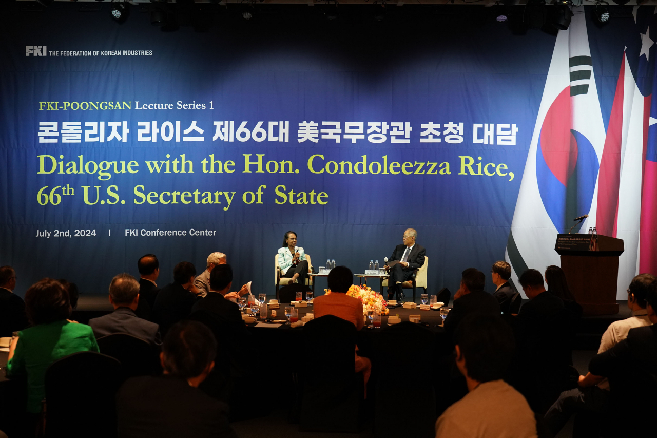류진(오른쪽) 한국경제인협회 회장과 콘돌리자 라이스 콘돌리자 라이스 전 미국 국무장관이 2일 서울 여의도 FKI타워 컨퍼런스센터에서 대담을 나누고 있다. [한국경제인협회 제공]