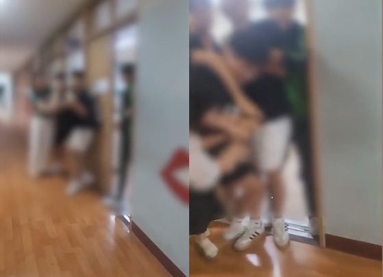 광주의 한 중학교 복도에서 3학년 학생이 흉기를 들고 난동을 부리는 모습. [KBC 광주방송]