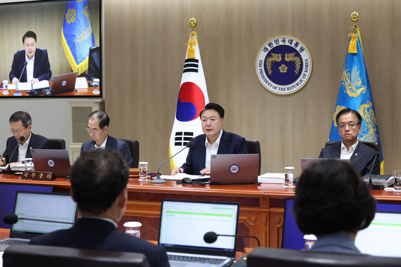 윤석열 대통령이 2일 서울 용산 대통령실 청사에서 열린 국무회의에서 발언하고 있다. [연합]