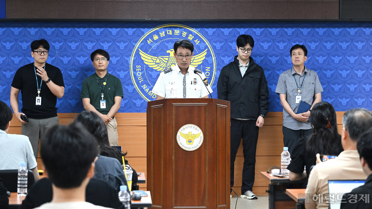 정용우 남대문경찰서 교통과장이 2일 오전 서울 남대문경찰서에서 전날 밤 발생한 시청역 인근 교통사고 관련 브리핑을 하고 있다. 경찰과 소방당국에 따르면 이 사고로 9명이 숨지고 6명이 다쳤다. 사망자 9명 중 6명은 현장에서 사망했고, 3명은 심정지 상태로 병원에 이송됐다가 사망 판정을 받았다. 임세준 기자