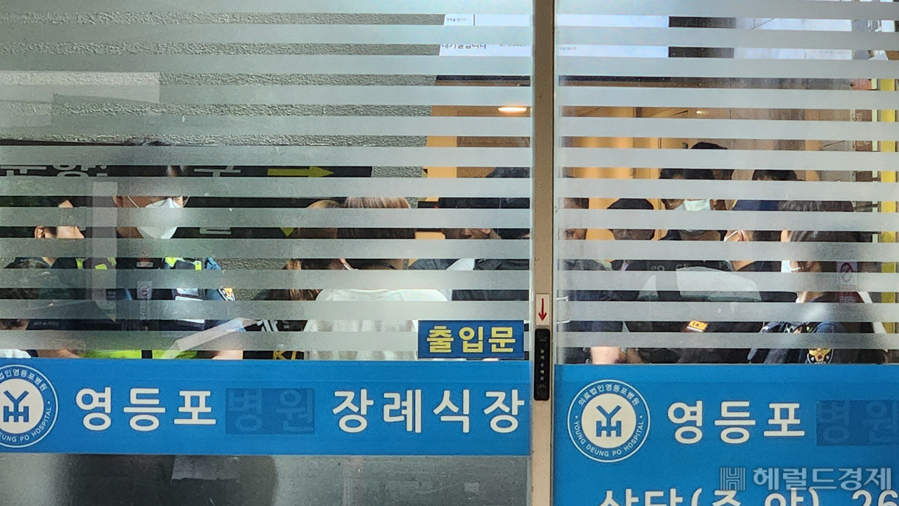 2일 오전 서울 영등포병원 장례식장 현장에 경찰 관계자가 모여 있다. 정호원 수습기자